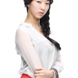 Seon Ah 飾演 Seg. 'Play Girl'