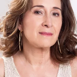 Annie Murath - Our Father演員 飾演Singer