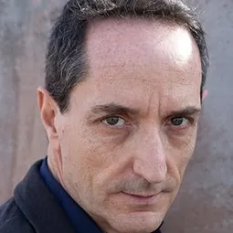 Antonio Rampino 飾演 Postmaster