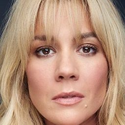 Meghan McGarry 飾演 Sandy