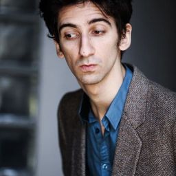 Manuel Lambinet 飾演 Pierre