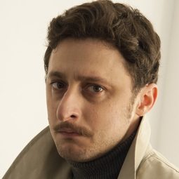 Jon Viar - 行走的正義演員 飾演Gendarme