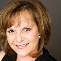 揚·史基恩 - Love in Design演員 飾演Betty McElroy