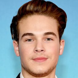 里卡多·胡塔多 - 馬里布救生營演員 飾演Tyler