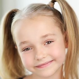 Sophia Reid-Gantzert 飾演 Harper