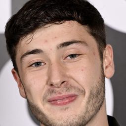 森姆博湯利 - 海葵演員 飾演Brian