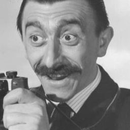 Mario Fabrizi 飾演 Villager