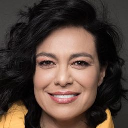 喬凡娜·查卡里亞斯 飾演 Clara