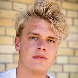 Frederik Winther Rasmussen 飾演 