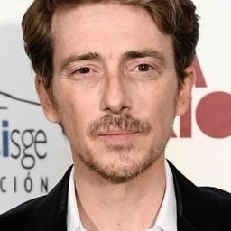 Víctor Clavijo 飾演 Estrada