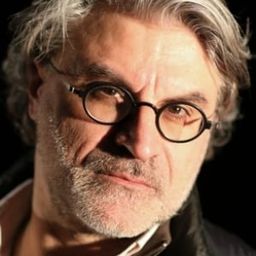 Didier Caron 飾演 Louis