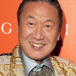 Kansai Yamamoto 飾演 