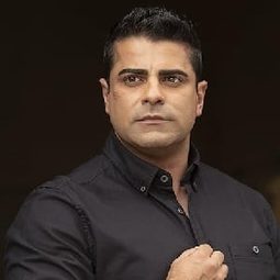 Ramin Sohrab 飾演 Bekari