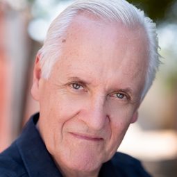 Tony Llewellyn-Jones 飾演 Tom