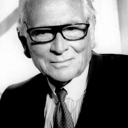 Pierre Cardin 飾演 