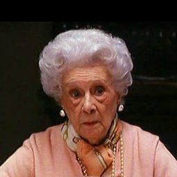 Aurora Redondo 飾演 Adela