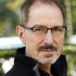 Mark Torres 飾演 Andrew Rader