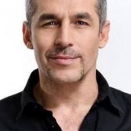 Juan Ríos 飾演 Gallego