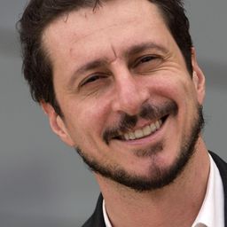 Luca Bizzarri 飾演 Piero