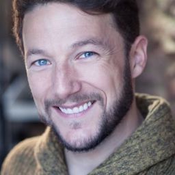 Michael Cotton 飾演 Commuter