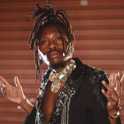 Rincon Sapiência - 父親的椅子演員 飾演Motoqueiro Playboy de Saruí