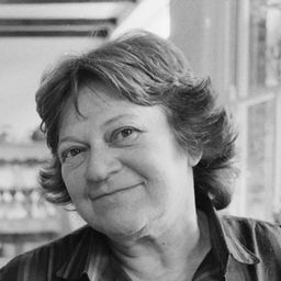 Lila Kaye 飾演 Gypsy Mother