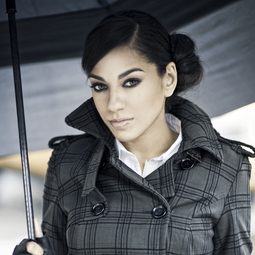 Sharon Carpenter 飾演 Self - Entertainment Journalist