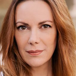 Barbara Weetman 飾演 Katie