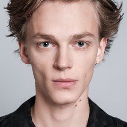 Michał Zieliński 飾演 Sasza