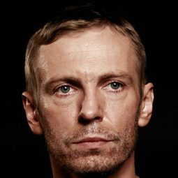 Šarūnas Bartas - 房子導演