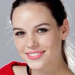 Luciana Echeverría - Young and Wild演員 飾演Hot Chick