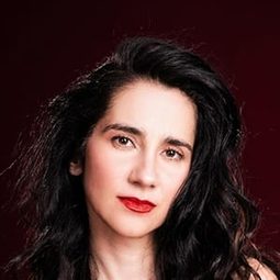 Kincsõ Pethõ - 高山低谷演員 飾演Sminkes