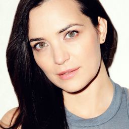 Jules Willcox 飾演 Mia Stone