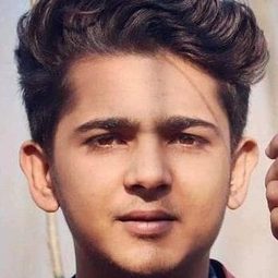 Mohammad Samad 飾演 Pandurang / Grandmother