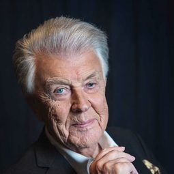 Sven-Bertil Taube 飾演 Anton