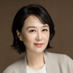 吳玉芳 飾演 Bai Xiaoyu's mother