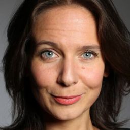 Ágnes Krasznahorkai 飾演 Ana