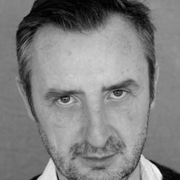 Fabien Béhar 飾演 The Hotel Manager