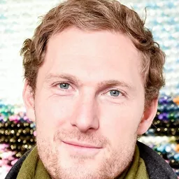 山姆·霍爾 飾演 Detective Logan