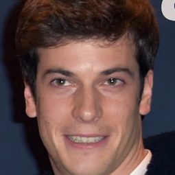 Léo Dussollier 飾演 Dr. François André