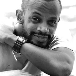 Michael Wawuyo Jr. 飾演 Akena Jim