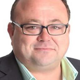 Toby Foster 飾演 Les