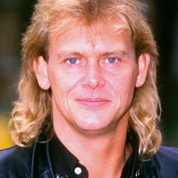 John Farnham 飾演 Self (Vocals)
