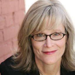 Pamela Guest 飾演 Bird Lady