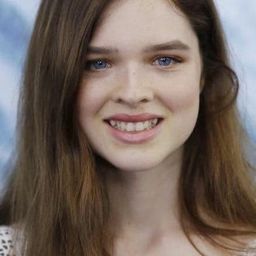 賽多娜·萊格 飾演 Chloe Adams