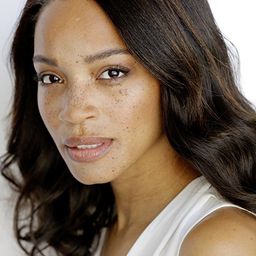 希奈爾·阿佐羅 飾演 Monica