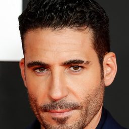 米格爾·安格·希爾維斯特 - 超感 8 人組：創世界演員 飾演Lito Rodriguez