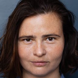 Lisa Hrdina 飾演 Nicole