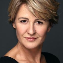 Hulya Gulsen Irmak 飾演 Semra