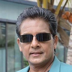 Mukesh Hariawala 飾演 Parekh